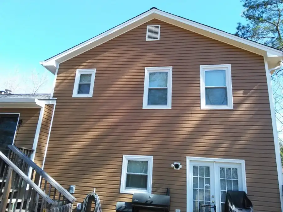 Full vinyl siding replacement with new trim