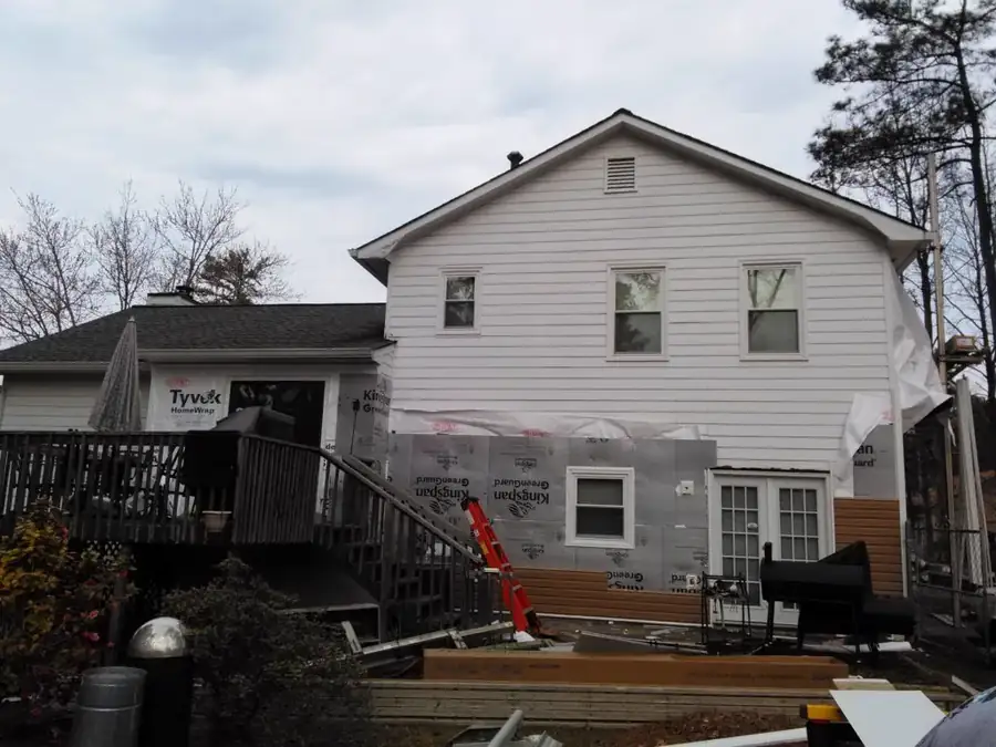 Vinyl Siding Replacement Before and After project photo